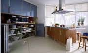 06 Küche mit Falttüren und lackierten Glasfronten